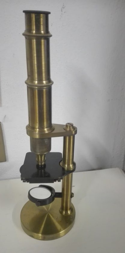 Antico microscopio in ottone